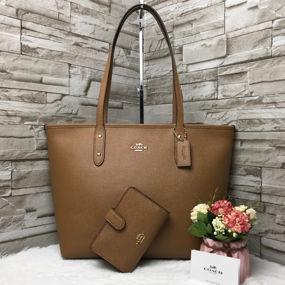Coach Handbags - 👜COACH SET🌺 CITY ZIP TOTE & WALLET